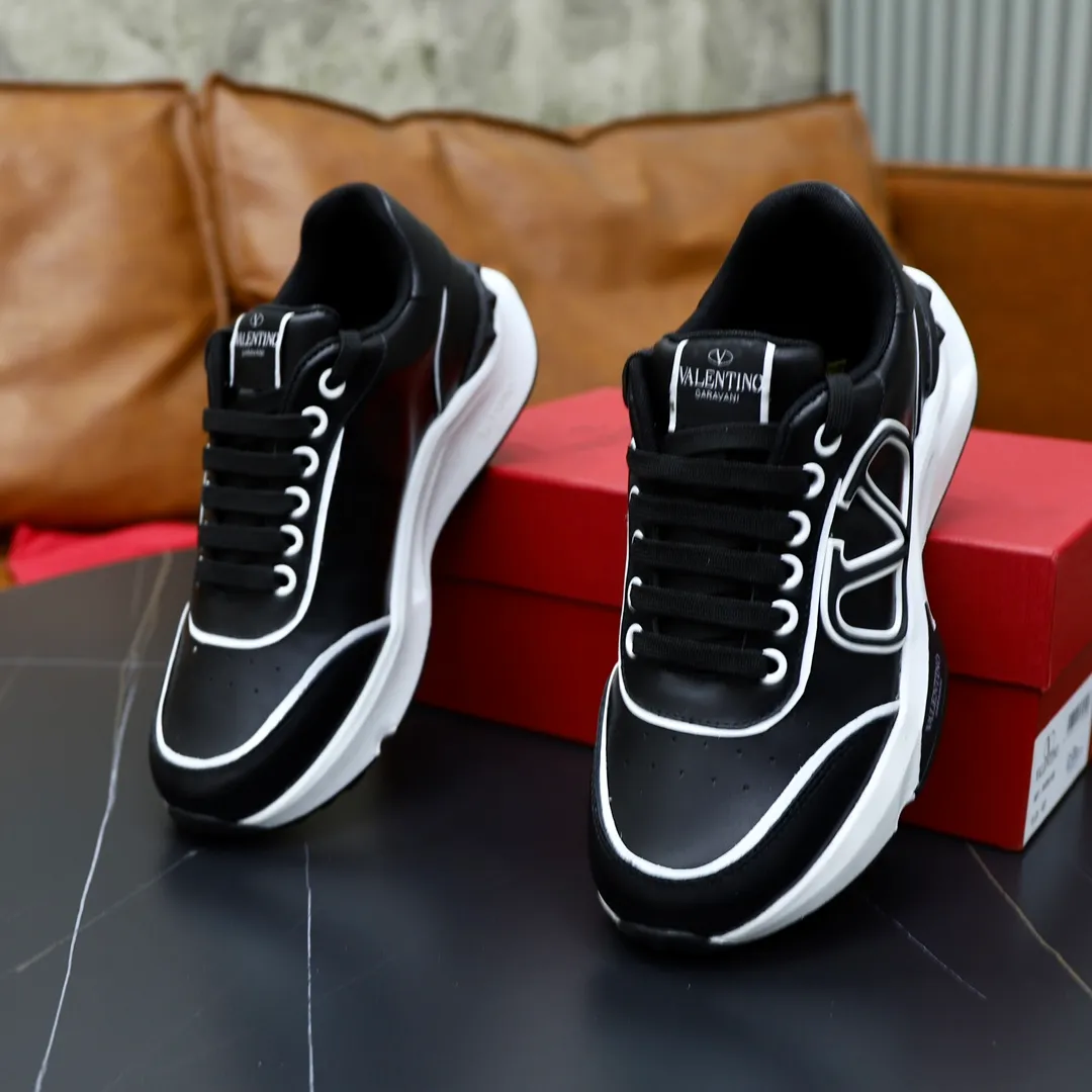 Men's shoes 💰480💰VALENTINO/Valentino 2024s men's latest low-top thick-soled sports shoes are shipped. Made with heavy industry, men's fine casual sports shoes, versatile style. Original leather, rubber lines embellished with geometric segmented uppers, hand-sewn, novel and fashionable, rubber soles with rivet details on the front and back, VALENTINO GARAVANI LOGO printed on the side, and Valentino decorative inlay on the tongue. Garavani Logo, comfortable, breathable and durable! Comes with full original packaging! Code number: 38-39-40-41-42-43-44 (45 can be customized)